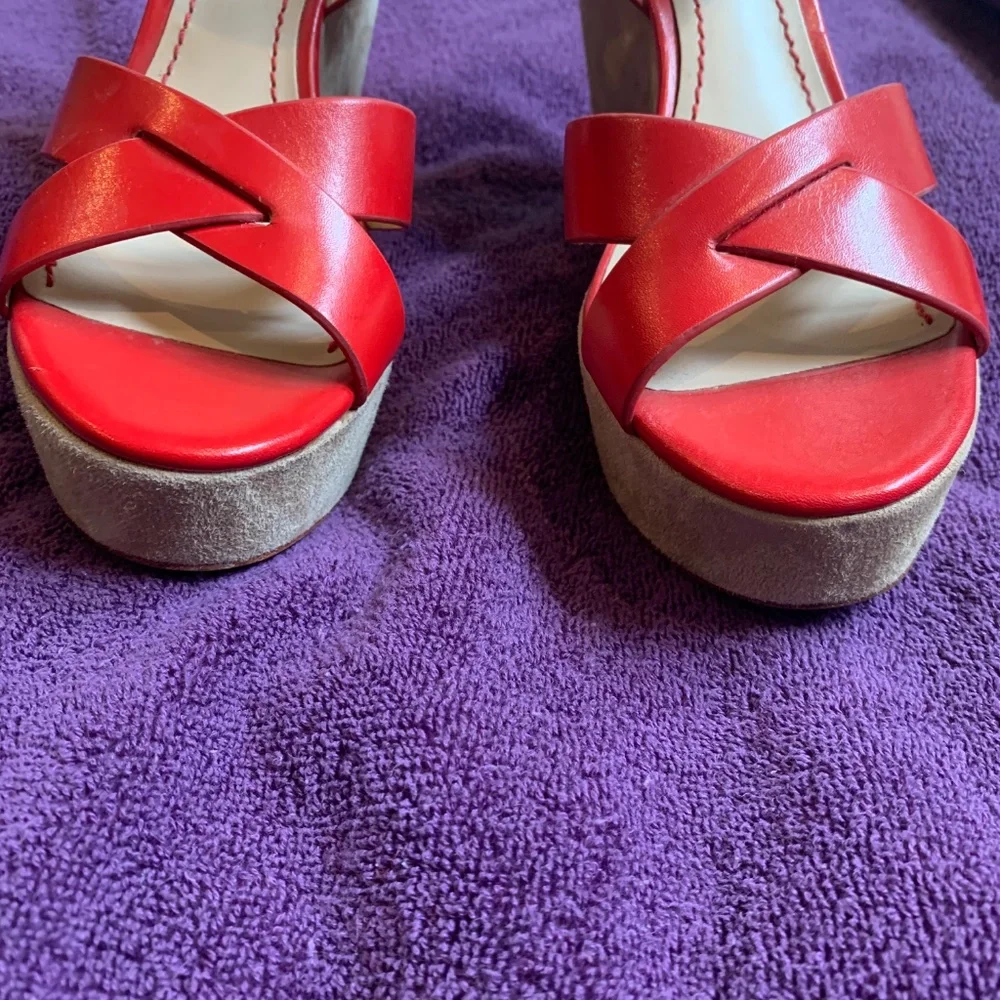 NWOB Pour la Victoire Red Leather Platform Wedge Sandals sz 8.5 - Picture 2 of 7